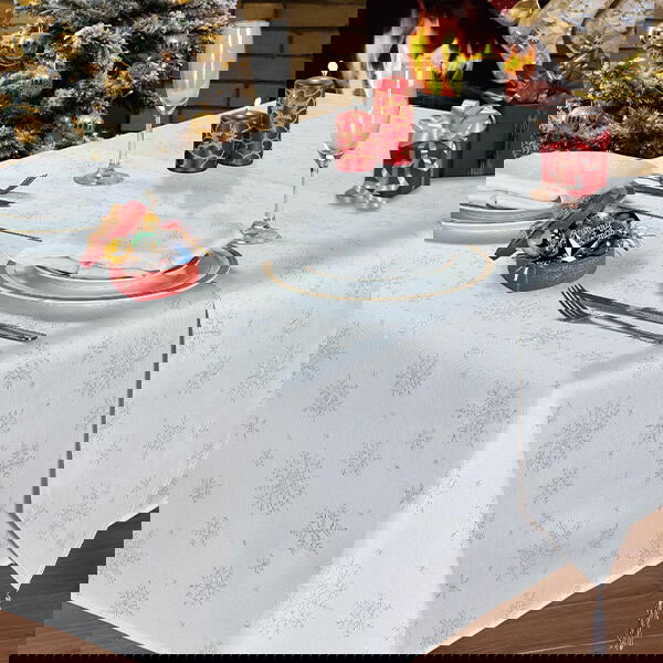 Le Chateau Snowflake 132cm x 228cm Tablecloth